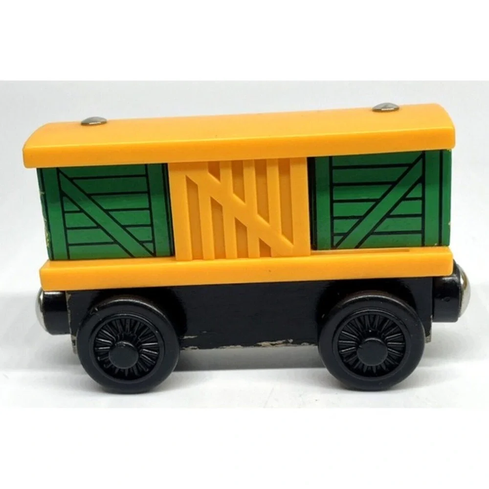 Thomas & Friends BOX CAR Wooden Magnetic Train‎ Yellow Green Sliding Door